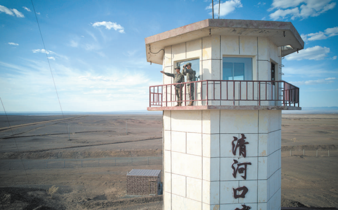 哨所地处巴丹吉林沙漠边缘,年降水量不足40毫米,全年7级以上大风超过