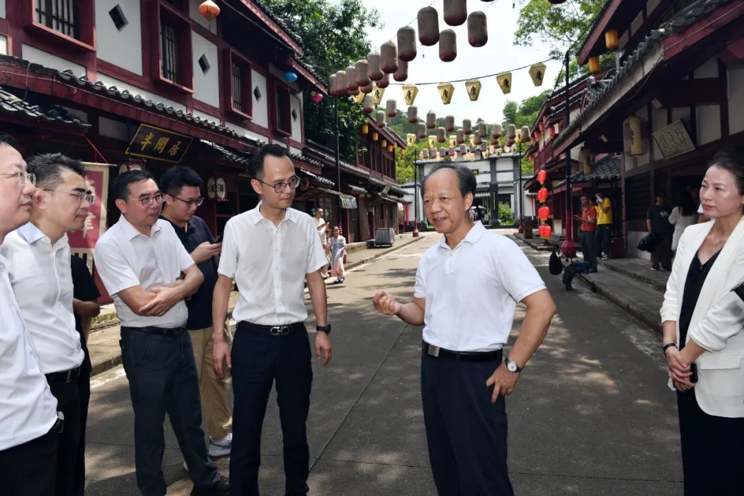 8月10日,市委书记郭文海到中山影视城调研文旅融合发展工作,强调要
