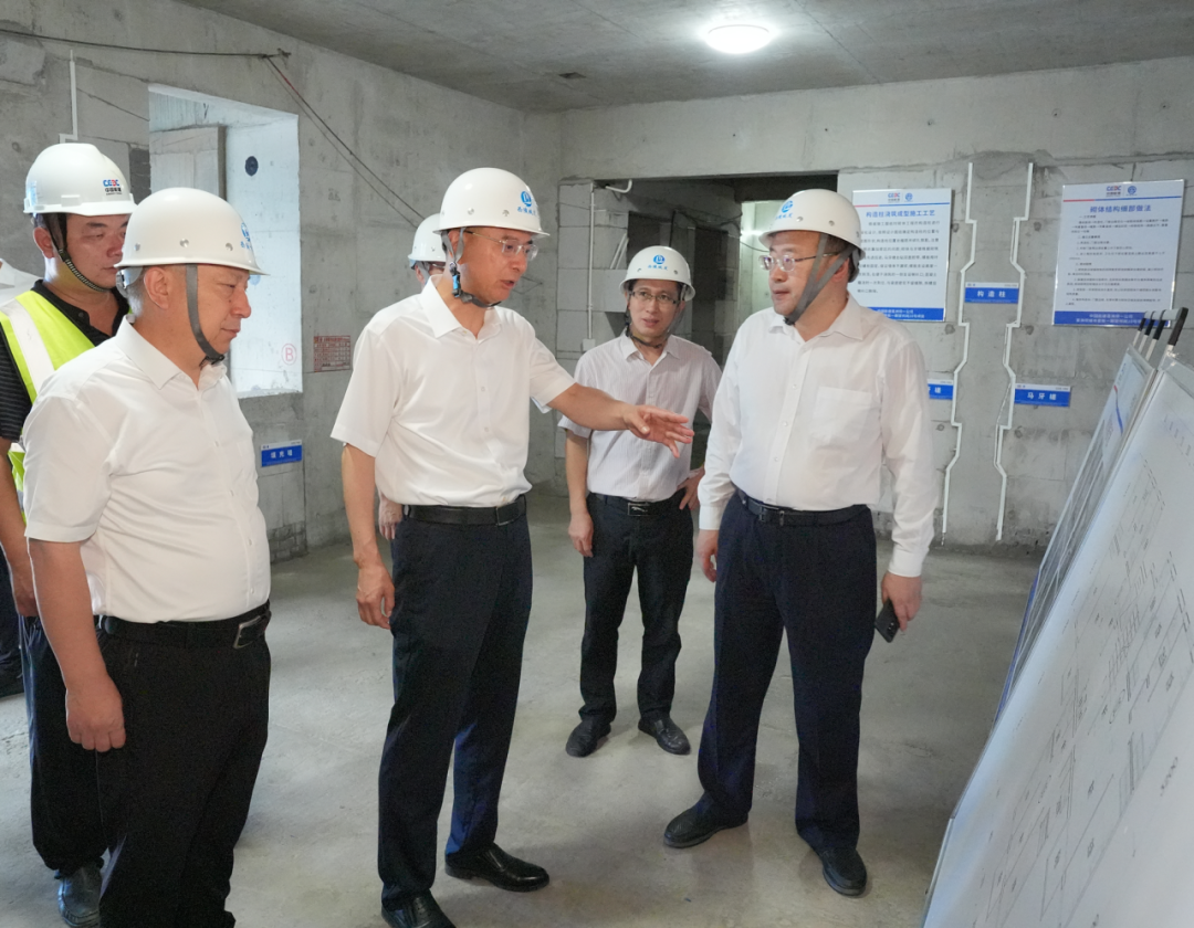 8月9日,市委书记熊征宇在西陵区调研时强调,要深入学习贯彻党的二十届