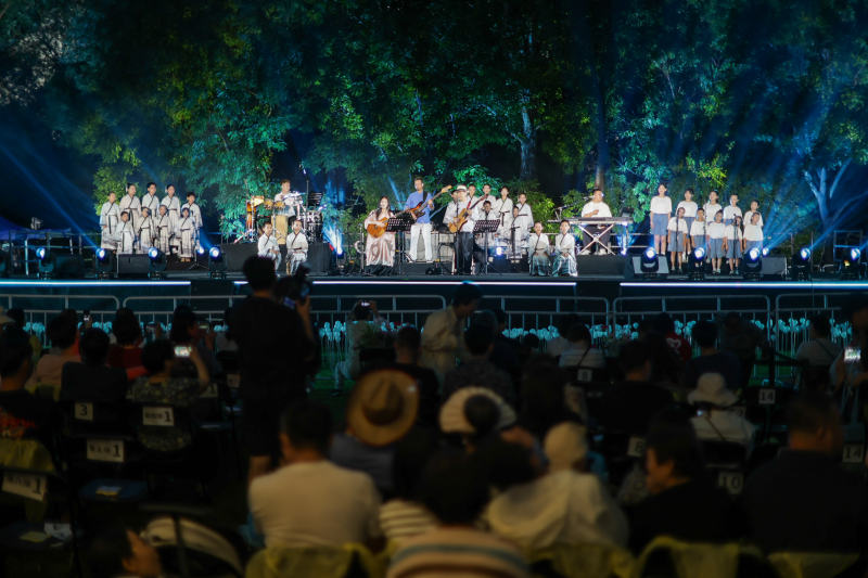 北京独立民谣乐队"小娟与山谷里的居民"林间开唱.