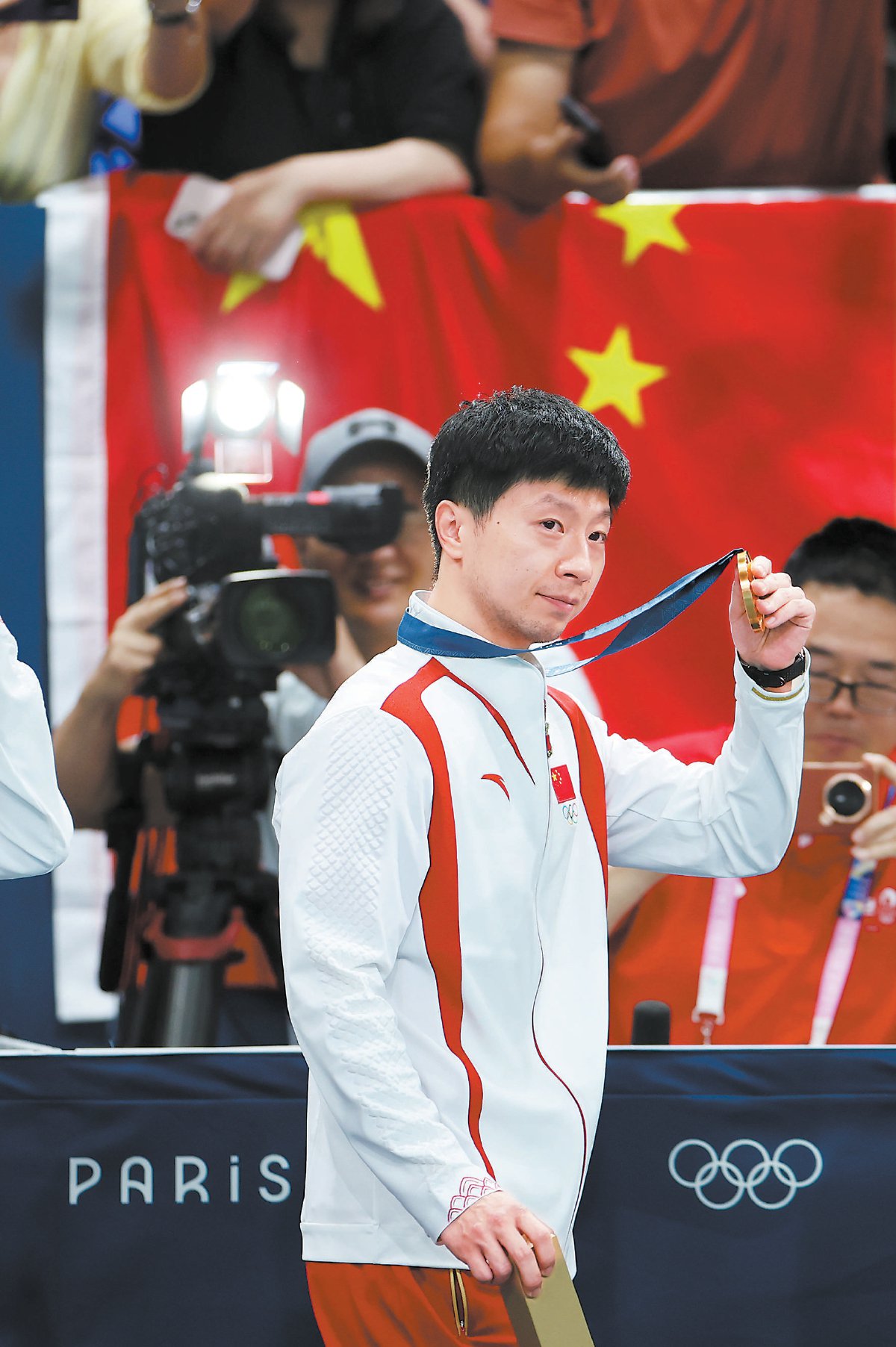 奥运会乒乓球男团决赛,中国队夺冠,樊振东,王皓,马龙和王楚钦(图左侧