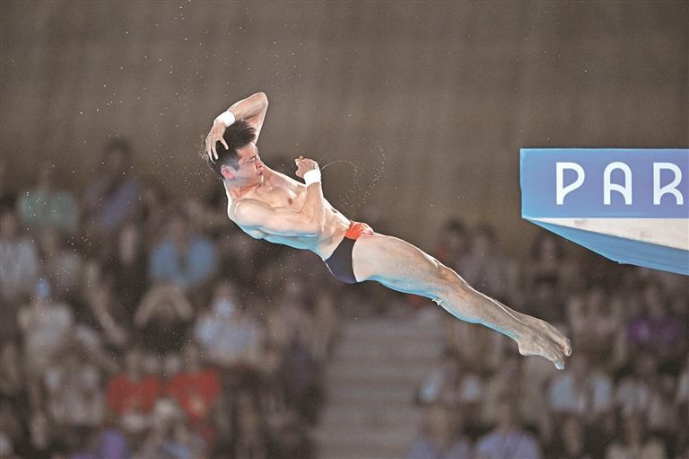 在巴黎奥运会跳水项目男子10米跳台决赛中,中国选手曹缘夺得冠军