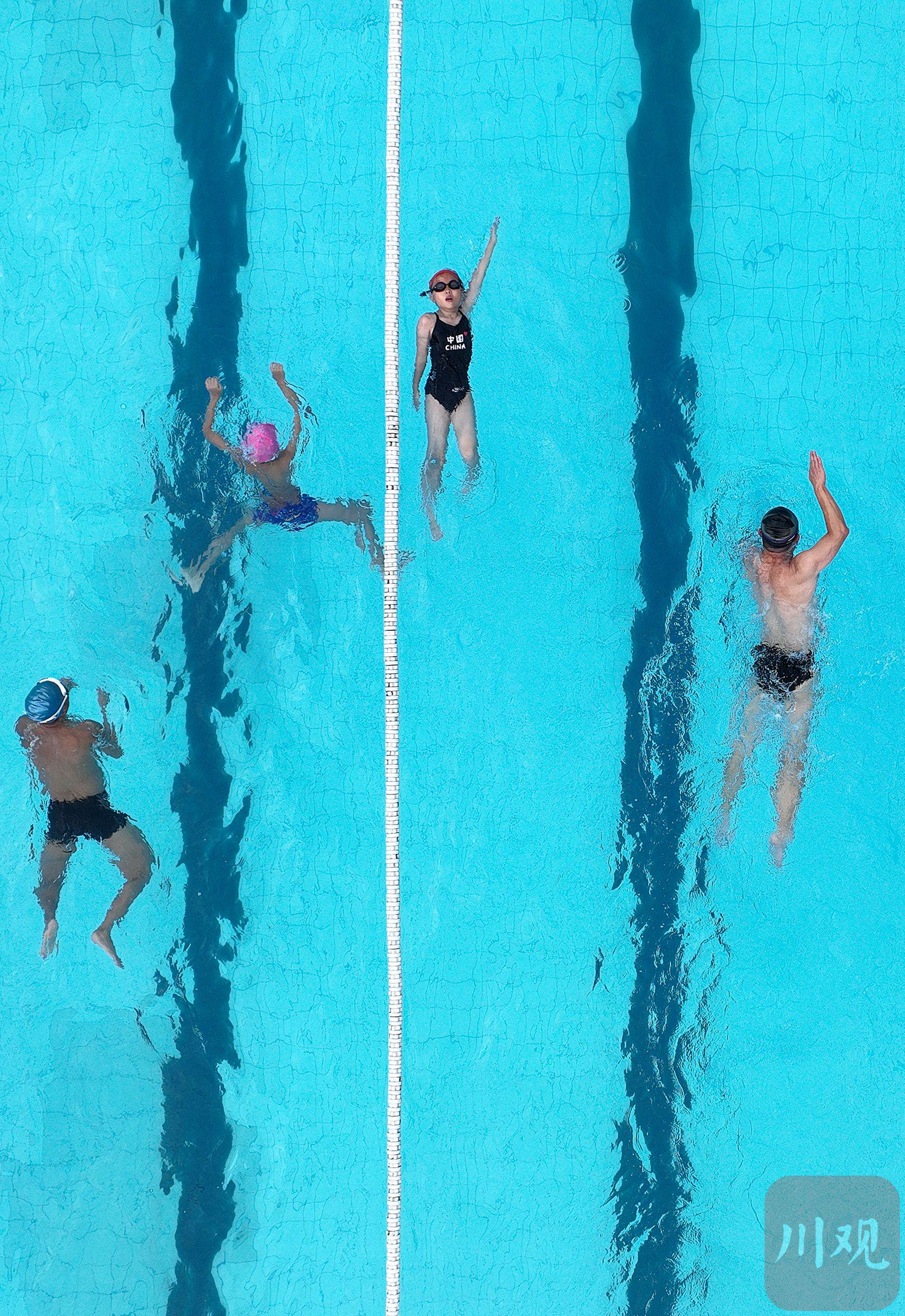 在成都市金牛区兴奥游泳池练习仰泳