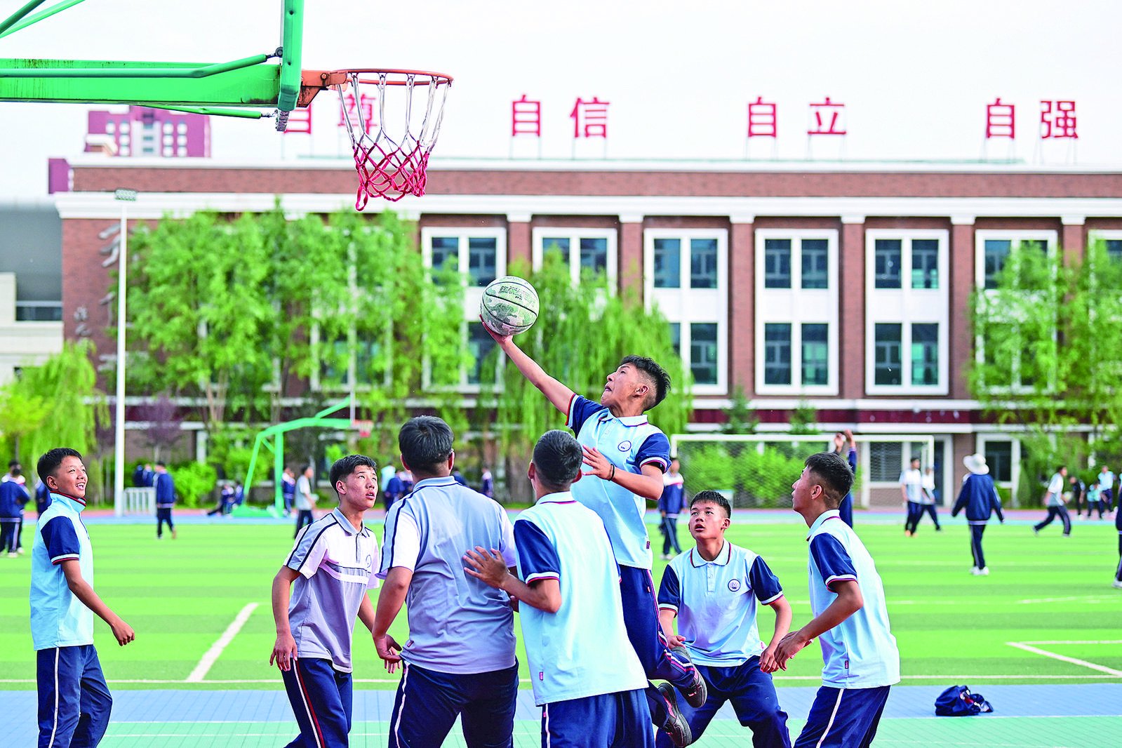 在沪青共建的青海果洛西宁民族中学,学生在打篮球(2024年6月18日摄).