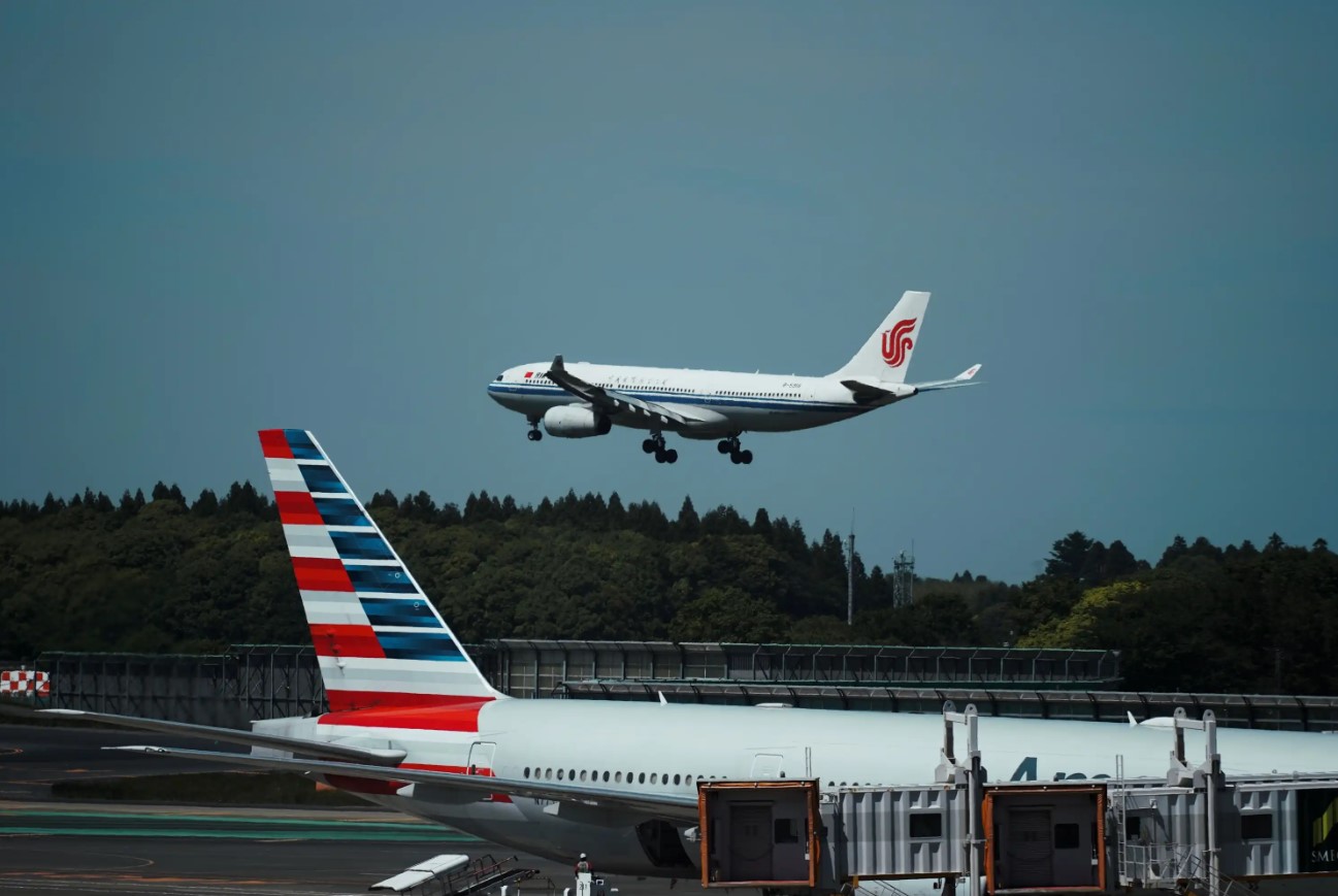 美媒：为什么国际航空公司继续削减中国航班？