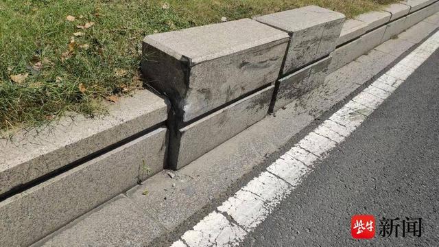 驾驶员开车走神,豪车撞上隔离墩撞掉前车轮