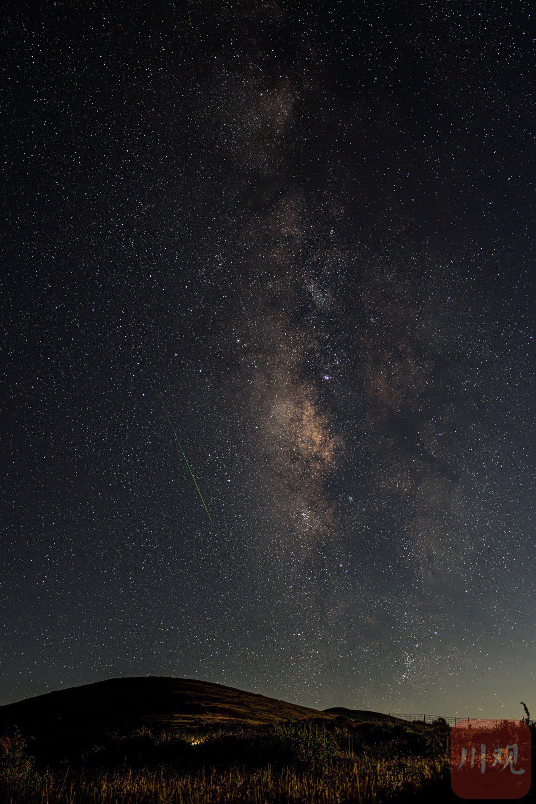 8月12日夜,今年最活跃的英仙座流星雨如期而至,夜空中流星划过银河