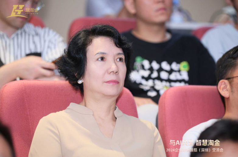 图为周衡英崇拜凝听讲师分享