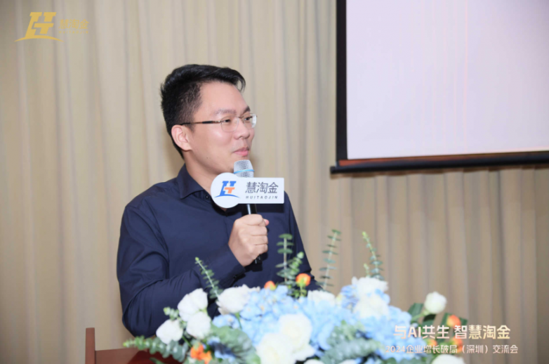 图为刘文利正在解答直播间用户发问