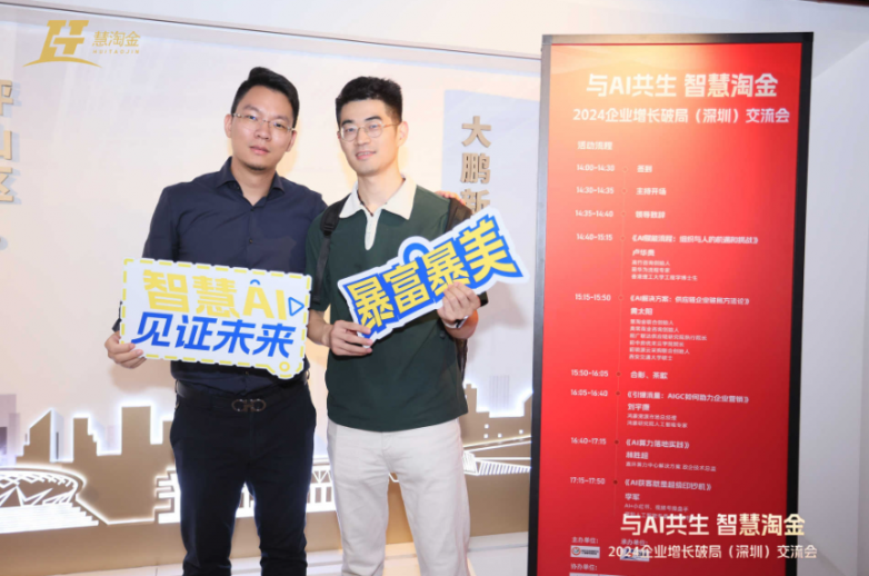 图为刘文利与幕后东说念主员刘凡的合影