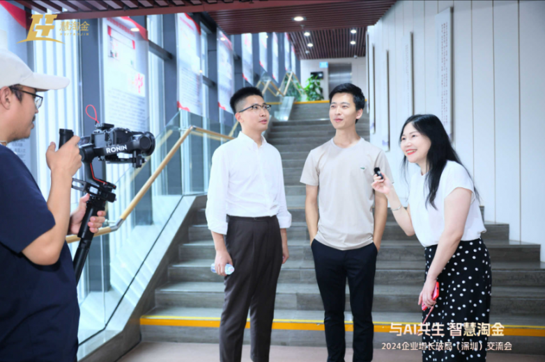图为现场媒体采访