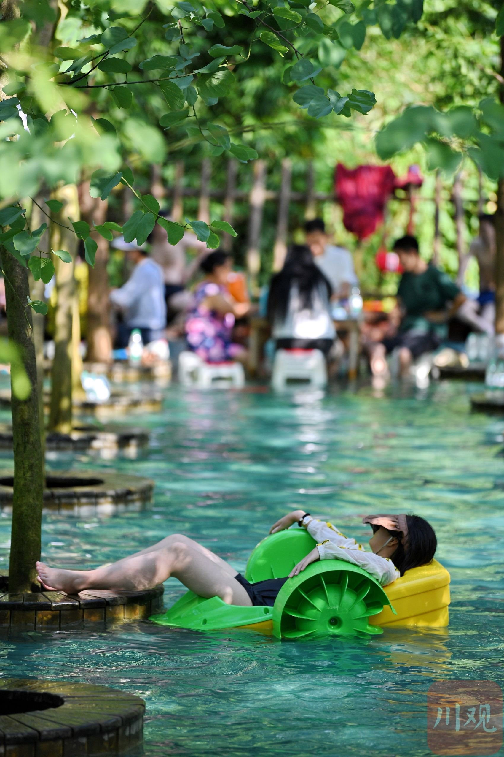 c视频丨四川成都:高温持续 打"水上麻将"享清凉