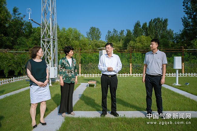 8月12日,中国气象局党组书记,局长陈振林在秦皇岛市气象观测站调研.