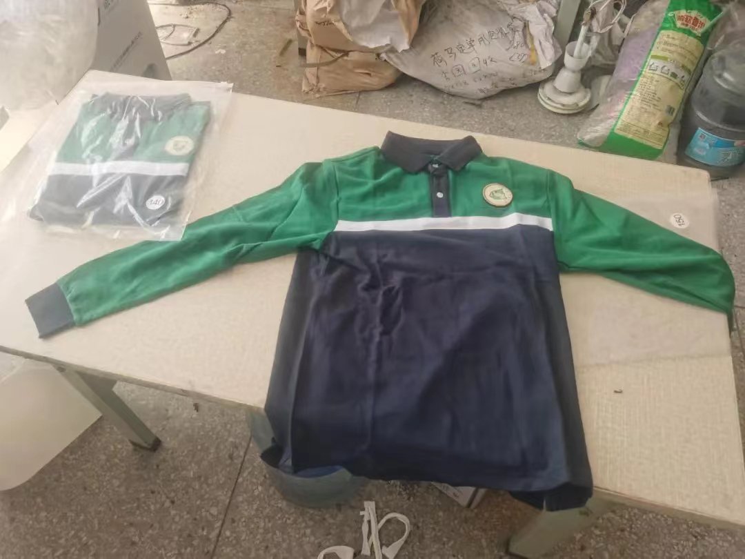 浦东这个仓库堆放大批仿冒校服!上海开展执法检查,严查"山寨"校服