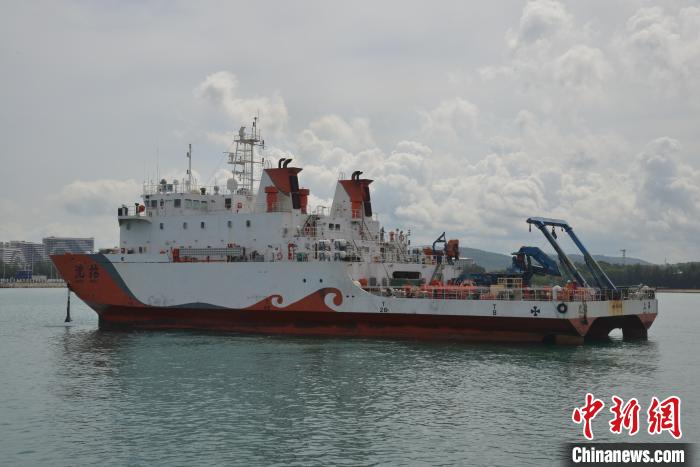 8月13日,在位于三亚南山港的中国首座公共科考码头,"沈括"号科考船