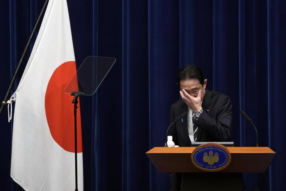 2023年12月13日,日本首相岸田文雄在日本东京首相官邸召开记者会。新华社发(Pool图片,弗兰克·罗比雄摄)