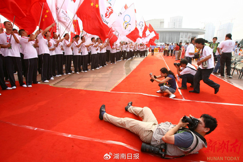 2008年6月5日,奥运火炬湖南传递经过湘潭东文红广场,记者徐行躺在地上