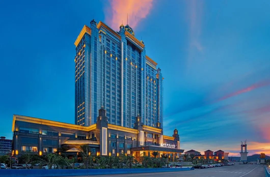 港宸国际大酒店位于防城港市港口区北部湾大道其外观设计华丽伟岸内部