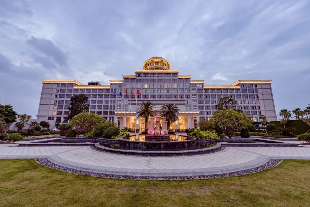 防城港萨维尔度假酒店距白浪滩景区约5分钟车程自然环境优美,人文环境