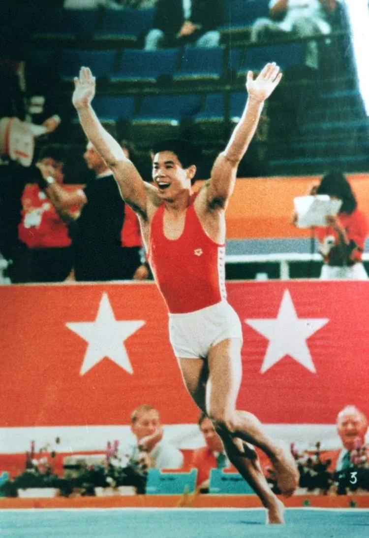 李宁公司,并于2004年在香港上市,成为首个在香港主板上市的中国运动