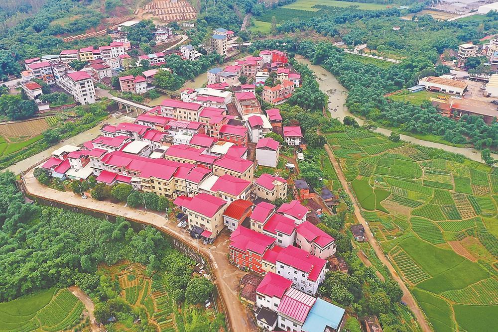 (资料图片)傍晚时分,走进华安县沙建镇山美社区,戏台广场传来阵阵