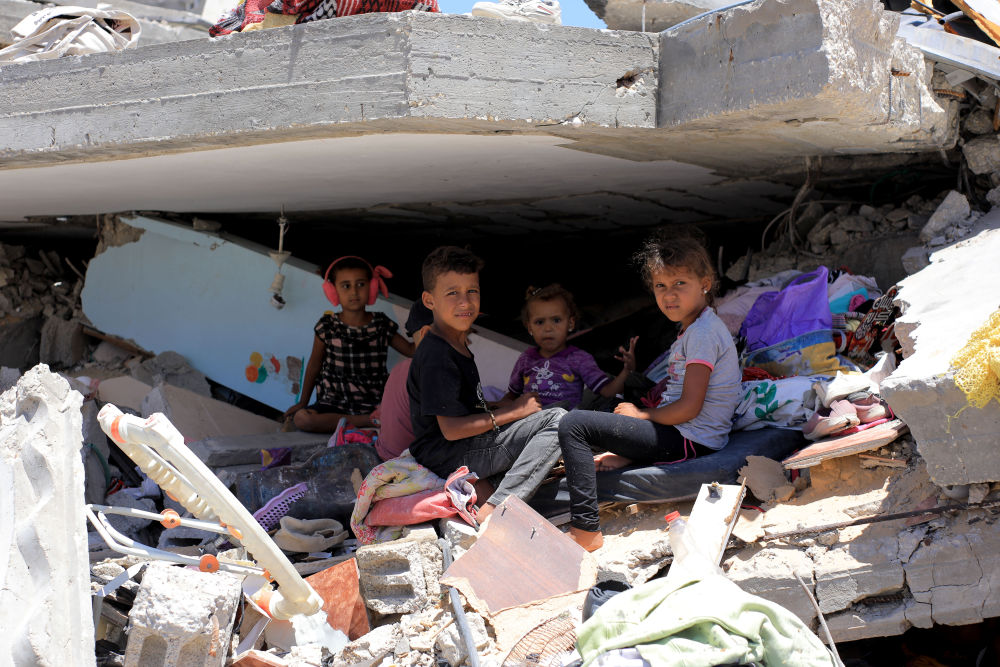 这是5月31日在加沙地带南部城市汗尤尼斯一处废墟中拍摄的儿童.