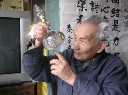 秦含章先生品酒日常