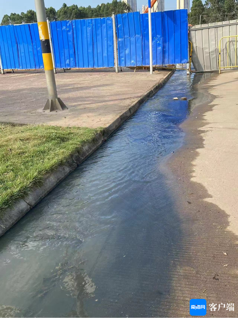 2023年12月份,污水外溢导致道路上污水横流.秀英区检察院供图