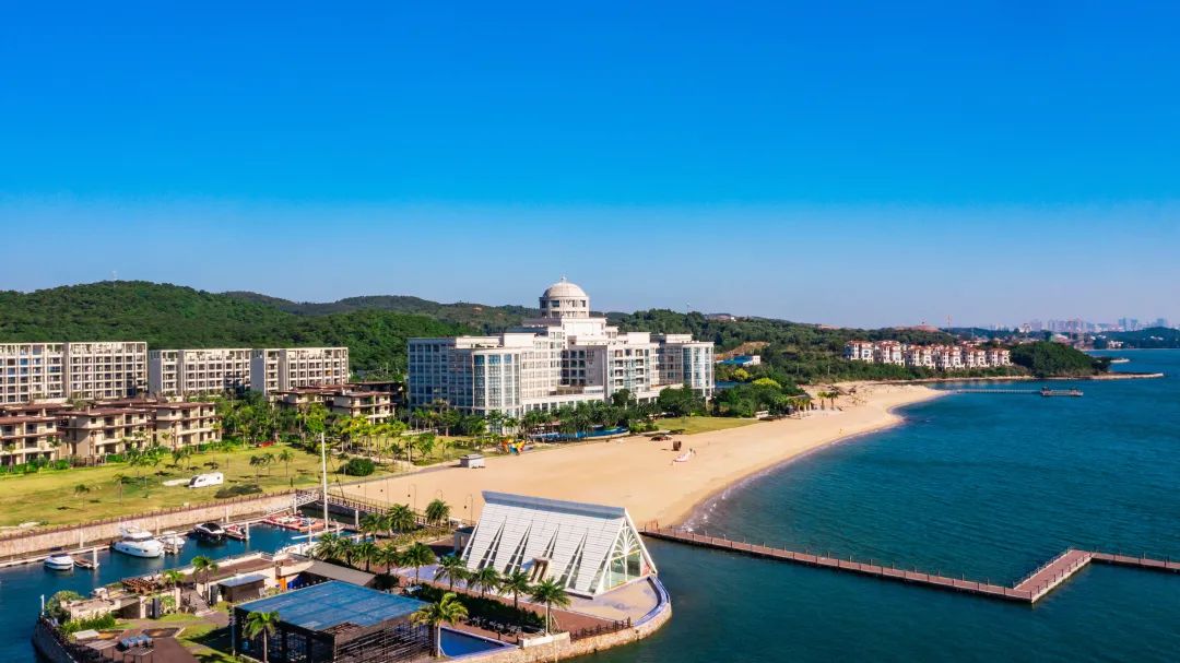 防城港萨维尔度假酒店距白浪滩景区约5分钟车程自然环境优美,人文环境