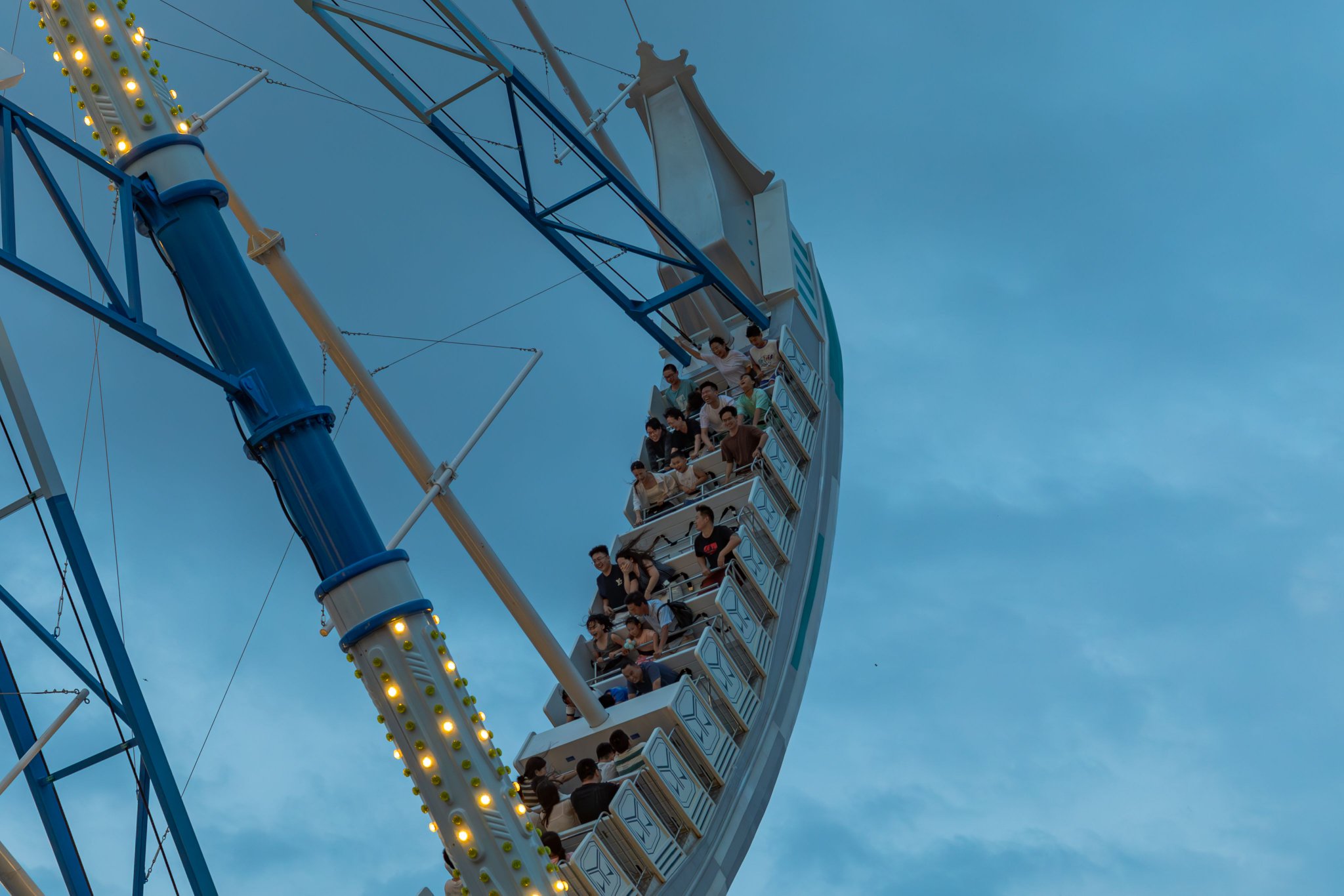 夜幕降临,济宁方特东方欲晓乐园在光影的交织下更显魅力