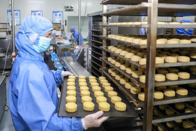随着月饼进入销售旺季,金山的月饼生产加工企业迎来订单暴涨,企业开足