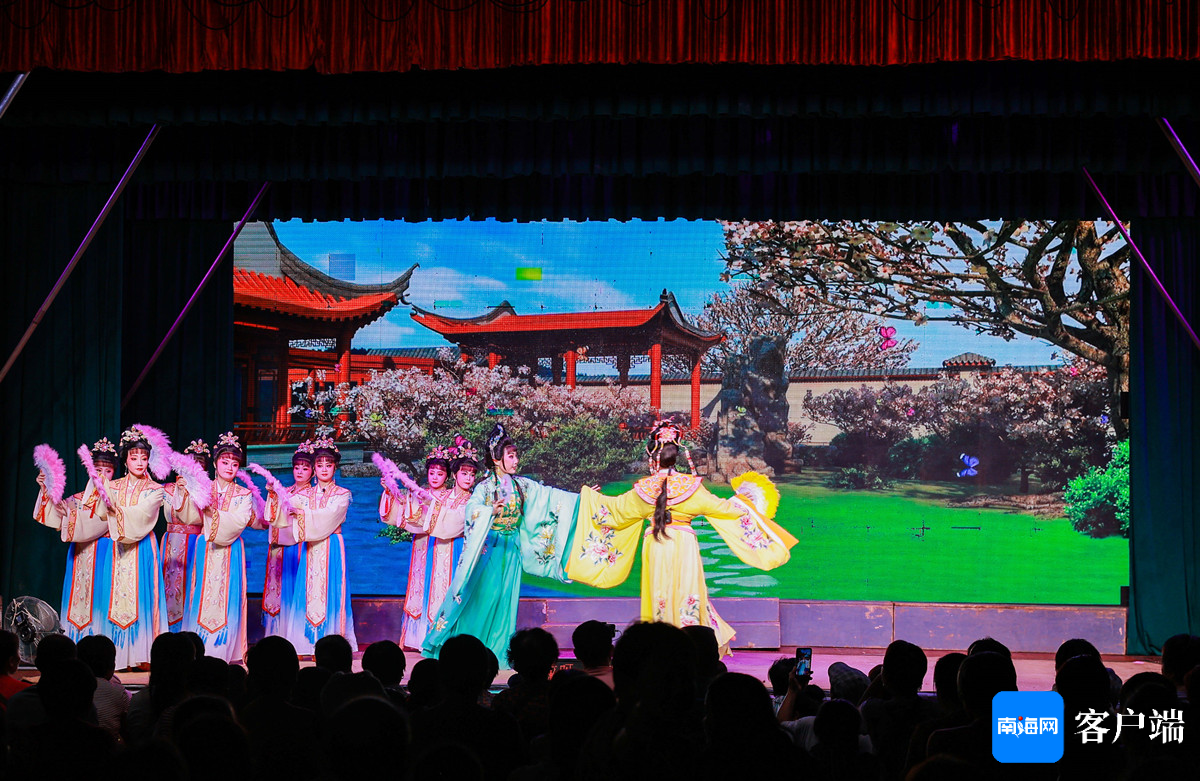 琼剧《贞洁情侣》在文昌文城玉阳公园精彩上演.赛事组委会供图