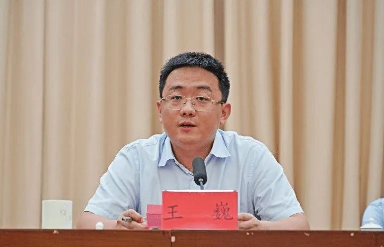 公开报道显示,王巍出生于1980年6月,早年在河源市工作,曾任和平县县长