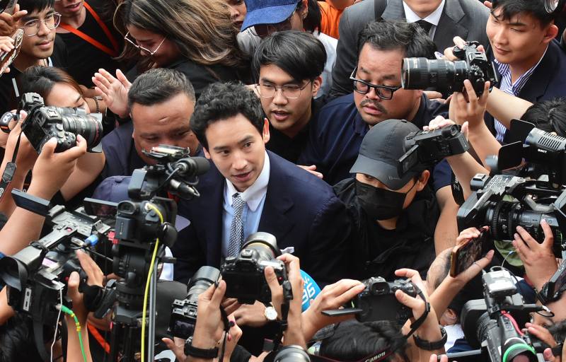 8月7日,泰国曼谷,远进党前任党魁皮塔(中)在泰国宪法法院裁定解散远进