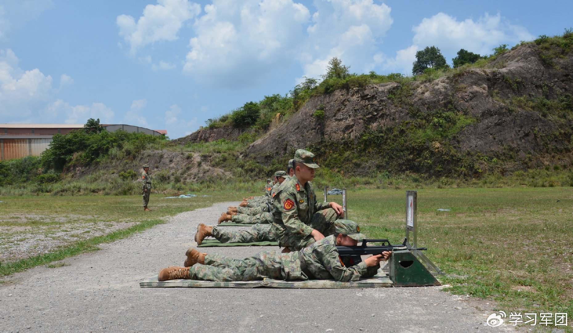 贵阳市云岩区人武部组织基干民兵开展轻武器实弹射击考核