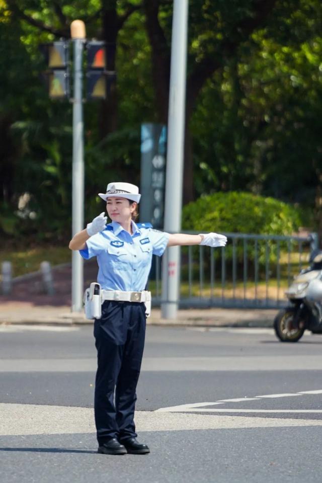 共战高温!她们携手爱心企业走访慰问一线女交警