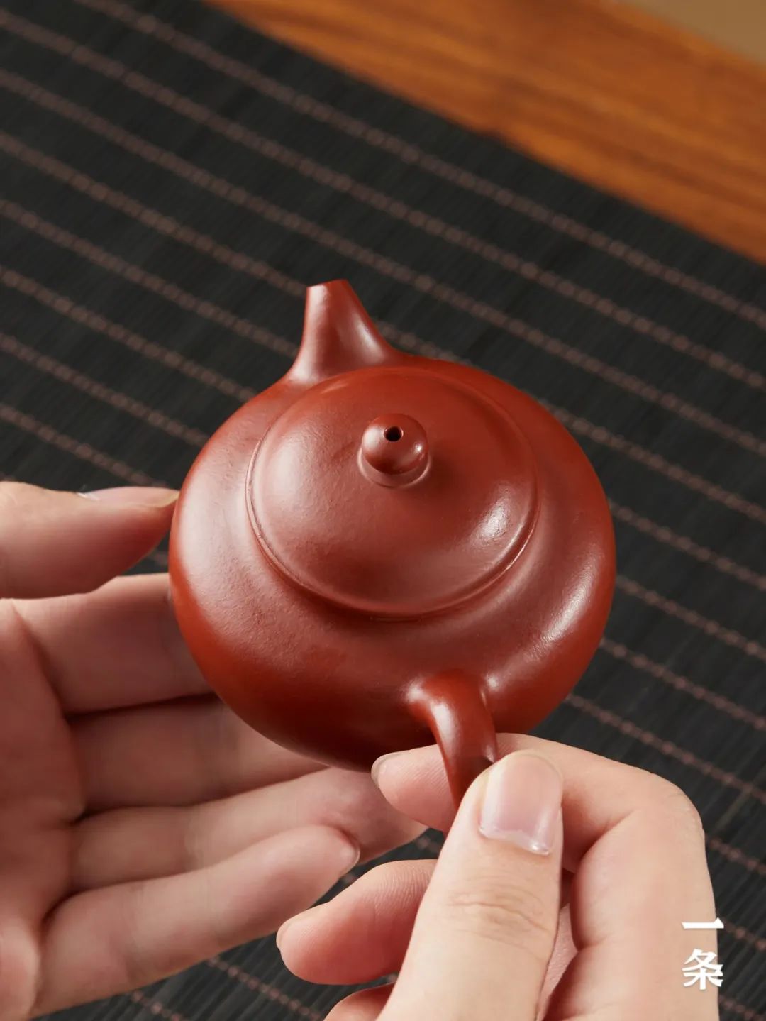 黄龙山原矿朱泥,经典小品壶,胎质纯正温润,色泽殷红