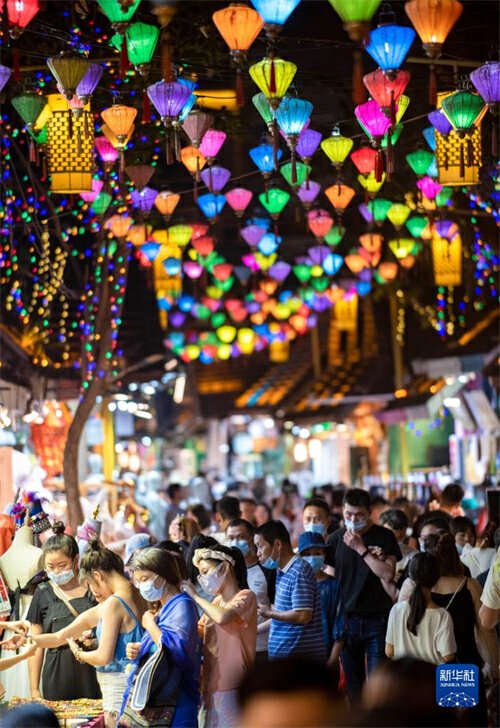 游客在告庄西双景的星光夜市游览购物.新华社记者 陈欣波 摄