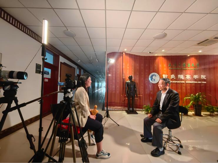 记者卫媛采访天津中医药大学副校长郭义在此真的要特别感谢每一位接受