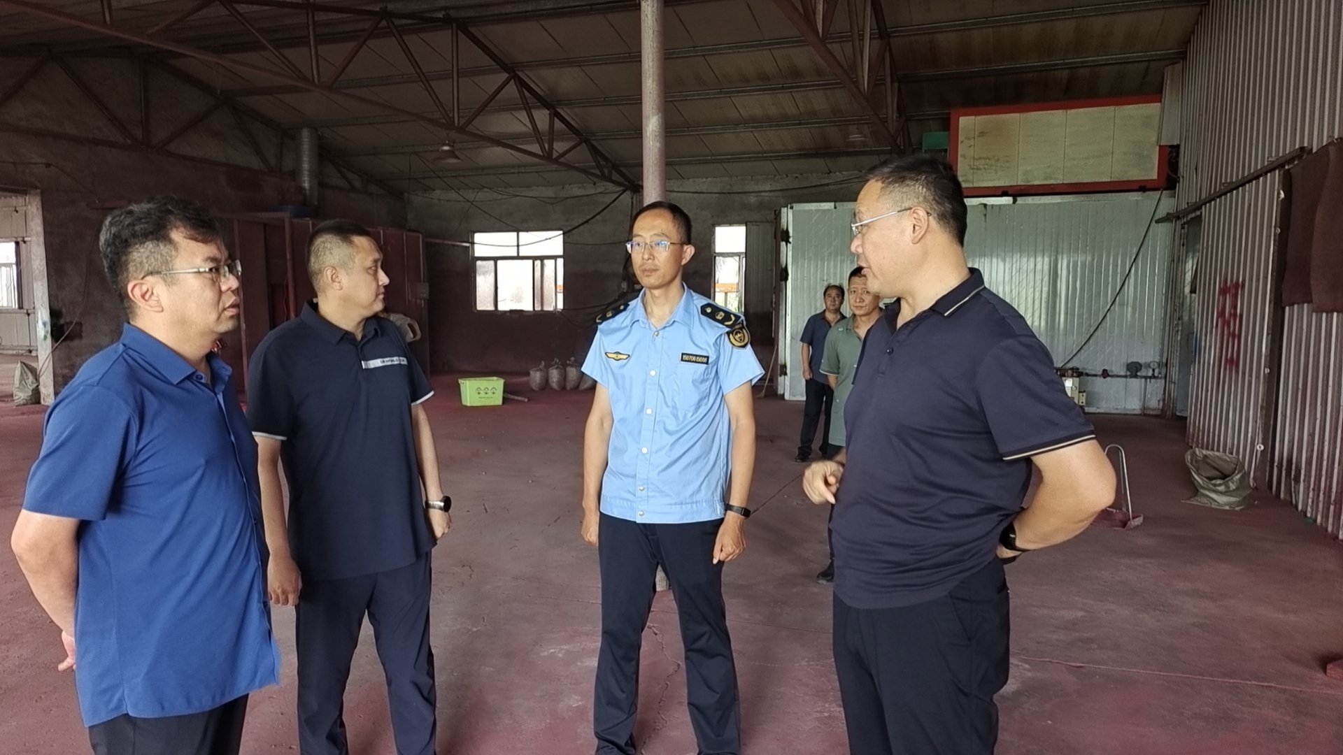 图为昌乐县副县长秦维胜组织相关部门和属地政府,现场核实省环保督察