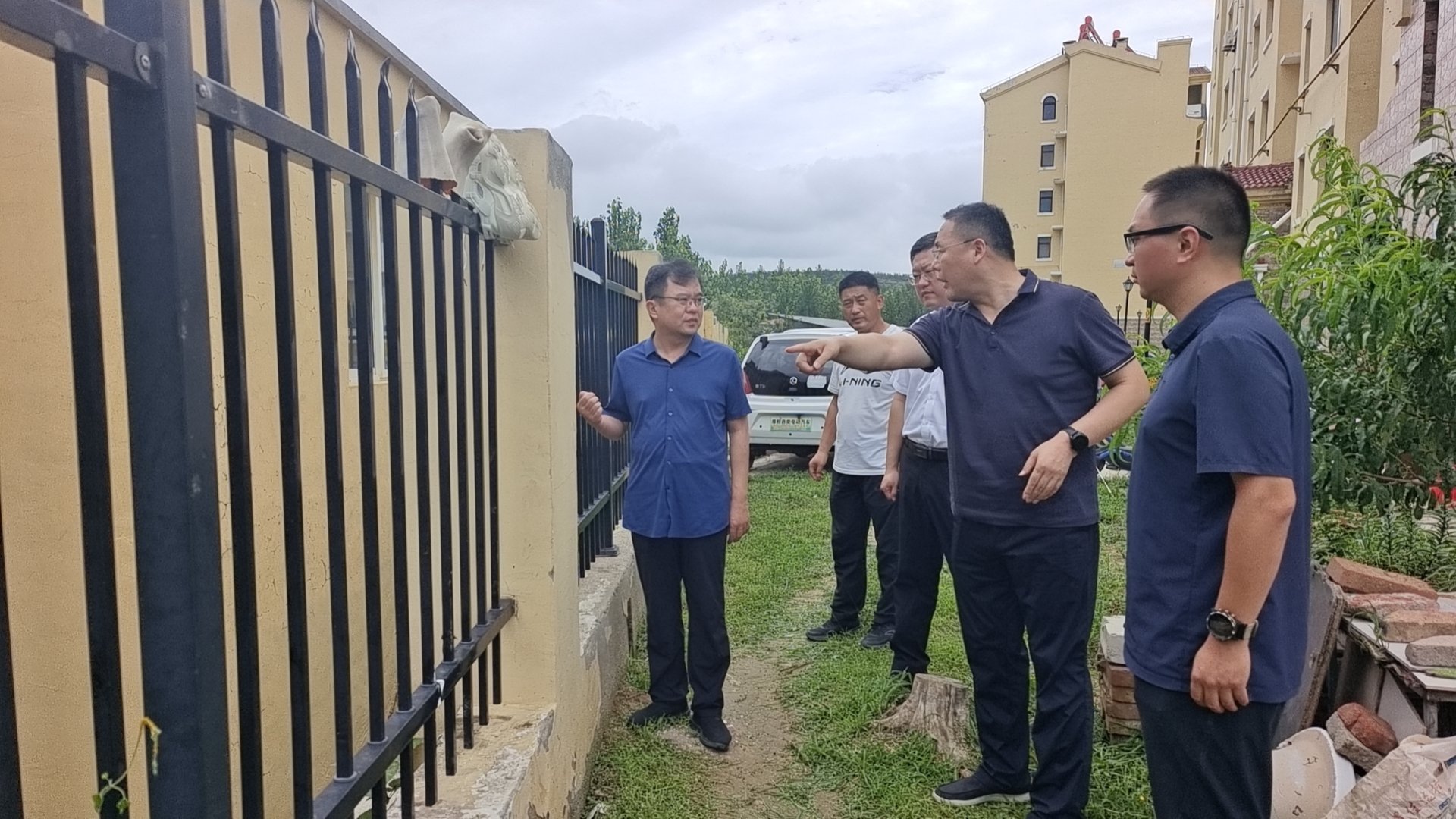 图为昌乐县副县长秦维胜组织相关部门和属地政府,现场核实省环保督察