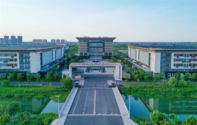 2024年8月11日,兴化中学新校区鸟瞰.唐海翔摄 兴化市委宣传部供图