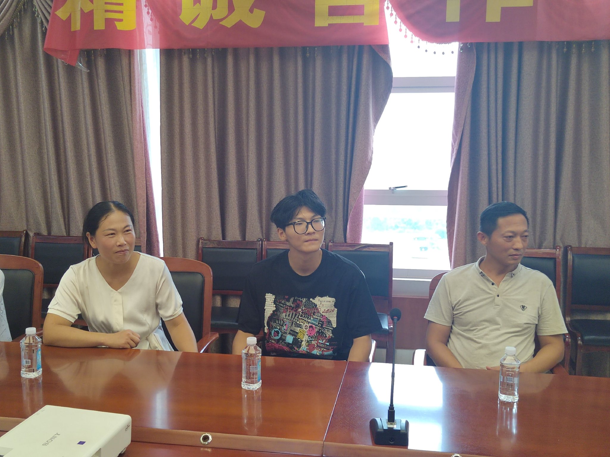 心怀感恩 情系母校——鸭河工区南都实验中学2024高考优秀学子为母校