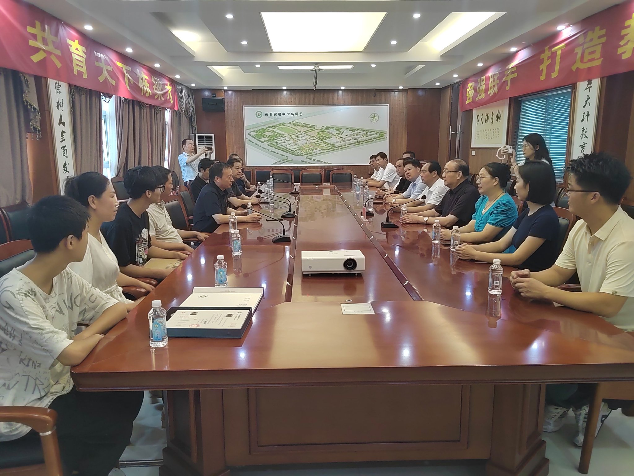 心怀感恩 情系母校——鸭河工区南都实验中学2024高考优秀学子为母校