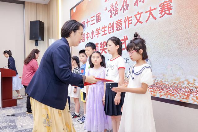 颁奖仪式现场"韬奋杯"全国中小学生创意作文大赛是以伟大的爱国者