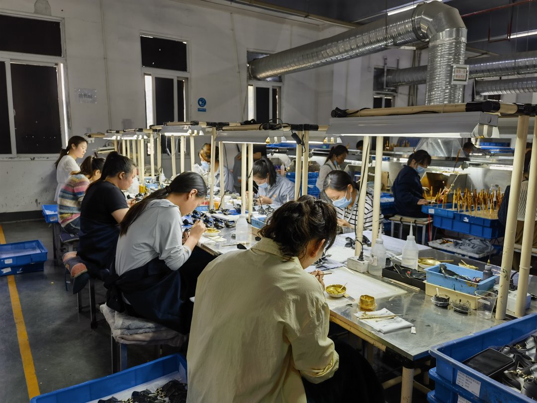 毕节明月工艺美术有限公司生产车间.夏民 摄