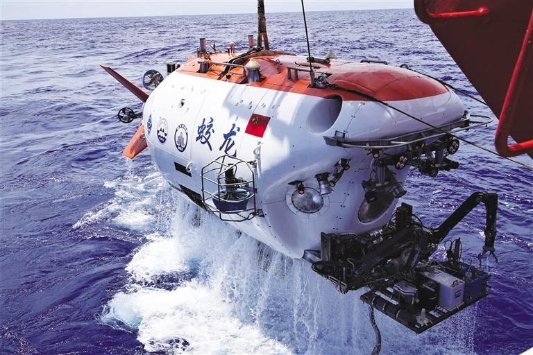 8月18日,"蛟龙号"在西太平洋(3.270,-0.02,-0.61%)海域完成下潜出水.