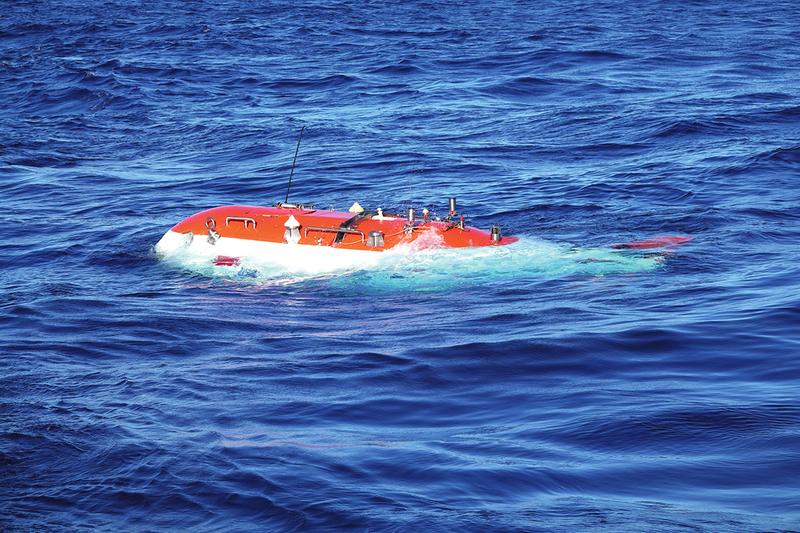 船时8月18日13时许(北京时间11时许),深蓝色的西太平洋海