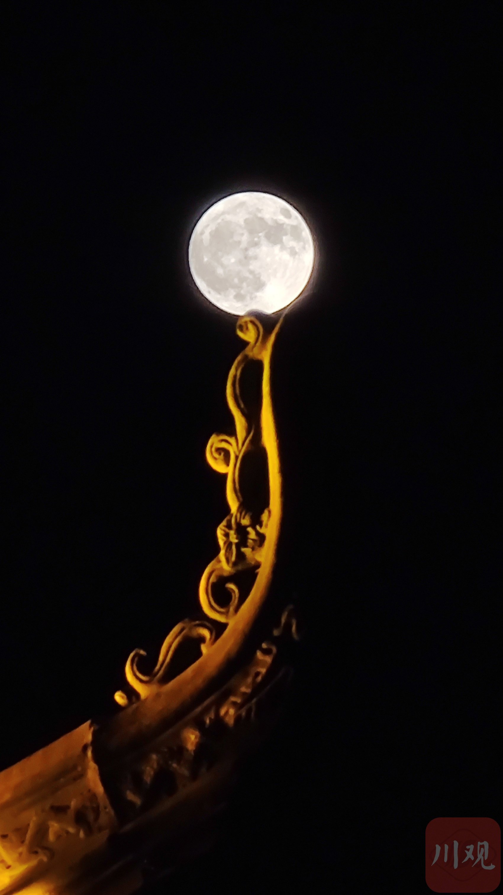 资中县滨江路拍摄的"超级大月亮".邓晓智 摄