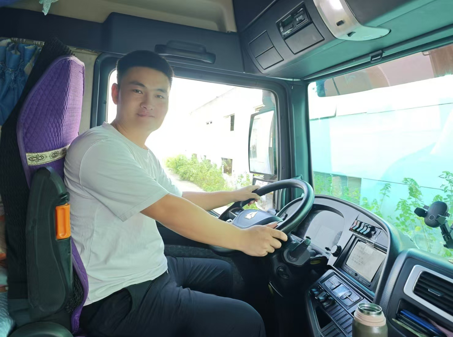 河北大货车司机高速上鸣笛猛追7公里